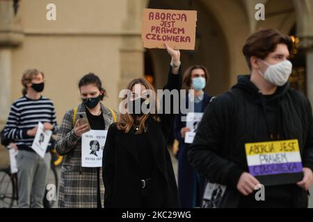 Ein Pro-Choice-Aktivist hält ein Zeichen mit der Aufschrift „Abtreibung ist Ein Menschenrecht“ im Zentrum von Krakau, einem Teil der Roten Zone des Coronavirus, während eines Protests gegen ein Gesetz, das Abtreibung wegen irreversibler Schäden am Unfus verbietet. Morgen, am Donnerstag, dem 22. Oktober, wird das Verfassungsgericht den Antrag einer Gruppe von Abgeordneten der Partei für Recht und Gerechtigkeit (PiS) zur Verfassungsmäßigkeit der sogenannten eugenischen Abtreibung prüfen, die im Falle des Verdachts auf die Krankheit eines Kindes oder dessen Beeinträchtigung durchgeführt wird. Eine Gruppe von PiS-Abgeordneten reichte einen Antrag beim Verfassungsgericht ein. Stockfoto