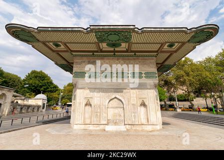 Kilic Ali Pasha Fountain, Kilic Ali Pasa Cesme oder Tophane Fountain, ein öffentlicher Wasserbrunnen aus dem 18.. Jahrhundert, oder Sabil, erbaut vom osmanischen Sultan Mahmud I, geeignet im Beyoglu District, Istanbul, Türkei Stockfoto