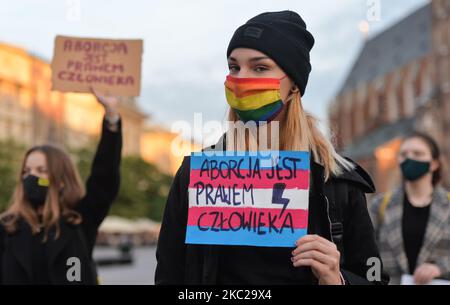 Ein Pro-Choice-Aktivist hält ein Zeichen mit der Aufschrift „Abtreibung ist Ein Menschenrecht“ im Zentrum von Krakau, einem Teil der Roten Zone des Coronavirus, während eines Protests gegen ein Gesetz, das Abtreibung wegen irreversibler Schäden am Unfus verbietet. Morgen, am Donnerstag, dem 22. Oktober, wird das Verfassungsgericht den Antrag einer Gruppe von Abgeordneten der Partei für Recht und Gerechtigkeit (PiS) zur Verfassungsmäßigkeit der sogenannten eugenischen Abtreibung prüfen, die im Falle des Verdachts auf die Krankheit eines Kindes oder dessen Beeinträchtigung durchgeführt wird. Eine Gruppe von PiS-Abgeordneten reichte einen Antrag beim Verfassungsgericht ein. Stockfoto