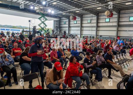 Die Menge, die als Vizepräsident Mike Pence gesehen wird, veranstaltet ein ‘Make America Great Again!’ Trump-Wahlkampfveranstaltung auf dem städtischen Flughafen von Lunken nach der Coronavirus-Pandemie COVID-19 am 21. Oktober 2020 in Cincinnati, Ohio, Usa. (Foto von Jason Whitman/NurPhoto) Stockfoto