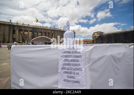 Bildungskonsortium, Studenten, Und Stämme aus dem Südwesten Kolumbiens, die Teil der landesweiten Minga sind, protestieren gegen die Regierung von Präsident Ivan Duque Marquez, die Massaker im Land, die Umsetzung des Friedensprozesses und die Sicherheit auf indigenen Gebieten am 21. Oktober 2020 in Bogota, Kolumbien. Demonstrationen wurden friedlich organisiert. (Foto von Sebastian Barros/NurPhoto) Stockfoto