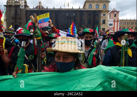 Bildungskonsortium, Studenten, Und Stämme aus dem Südwesten Kolumbiens, die Teil der landesweiten Minga sind, protestieren gegen die Regierung von Präsident Ivan Duque Marquez, die Massaker im Land, die Umsetzung des Friedensprozesses und die Sicherheit auf indigenen Gebieten am 21. Oktober 2020 in Bogota, Kolumbien. Demonstrationen wurden friedlich organisiert. (Foto von Sebastian Barros/NurPhoto) Stockfoto