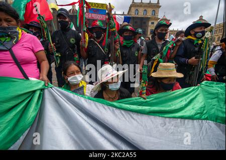 Bildungskonsortium, Studenten, Und Stämme aus dem Südwesten Kolumbiens, die Teil der landesweiten Minga sind, protestieren gegen die Regierung von Präsident Ivan Duque Marquez, die Massaker im Land, die Umsetzung des Friedensprozesses und die Sicherheit auf indigenen Gebieten am 21. Oktober 2020 in Bogota, Kolumbien. Demonstrationen wurden friedlich organisiert. (Foto von Sebastian Barros/NurPhoto) Stockfoto