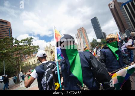 Bildungskonsortium, Studenten, Und Stämme aus dem Südwesten Kolumbiens, die Teil der landesweiten Minga sind, protestieren gegen die Regierung von Präsident Ivan Duque Marquez, die Massaker im Land, die Umsetzung des Friedensprozesses und die Sicherheit auf indigenen Gebieten am 21. Oktober 2020 in Bogota, Kolumbien. Demonstrationen wurden friedlich organisiert. (Foto von Sebastian Barros/NurPhoto) Stockfoto