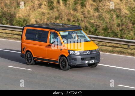 2016 VW Volkswagen Transporter T28 Stln TDI BMT A Orange; unterwegs auf der Autobahn M6, Großbritannien Stockfoto