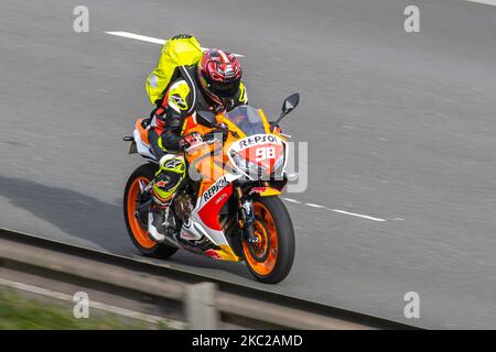 2016 Honda CBR 1000 Ra-G; Motorradfahrer; zweirädriger Transport, Motorräder, Fahrzeug, Straßen, Motorräder, Motorradfahrer fahren in Chorley, Großbritannien Stockfoto