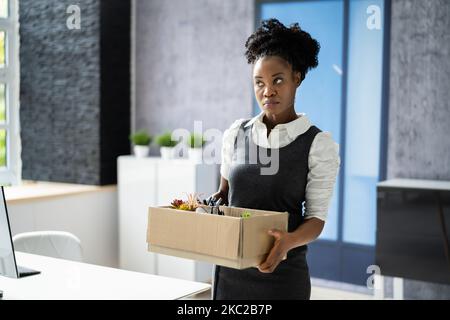 Von Der Stelle Zurücktreten Oder Mitarbeiter Entlassen, Der Aus Dem Amt Auszieht Stockfoto