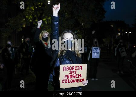 Eine Frau trägt das Banner „Abtreibung ist ein Menschenrecht“, während sie vor dem Büro der herrschenden Justiz und Gesetz (PiS) gegen die Beschränkungen des Abtreibungsgesetzes in Polen protestiert. Krakau, Polen, am 22.. Oktober 2020. Der Protest wurde von Women Strike organisiert, nachdem Polens oberstes Gericht entschieden hat, dass Abtreibungen aufgrund von fetalen Defekten verfassungswidrig sind, was das Land zu einem nahezu vollständigen Kündigungs-Verbot bewegt. (Foto von Beata Zawrzel/NurPhoto) Stockfoto