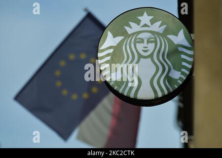 Ein Blick auf das Starbucks Logo im Zentrum von Krakau. Pubs, Restaurants und Cafés werden für zwei Wochen nur in der Lage sein, Take-aways und Lieferaufträge zu liefern. Der polnische Premierminister Mateusz Morawiecki kündigte heute eine Reihe strengerer Regeln an, um die Eskalation der COVID-19-Epidemie zu stoppen, wenn Infektionen einen weiteren Tagesrekord aufschlugen. Am Freitag, den 23. Oktober 2020, in Krakau, Polen. (Foto von Artur Widak/NurPhoto) Stockfoto