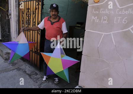 Außenansicht der Werkstatt von David Galicia, einem Handwerker aus dem Viertel Magdalena Tizic, in San Pedro Tláhuac, Mexiko-Stadt, während der Herstellung von Souls Stars, um seine Gläubigen am Vorabend des Tages der Toten aufgebrochen zu empfangen. Einige Einwohner führen dies der katholischen Tradition zu, vor der Ankunft der Seelen eine Novene abzuhalten, während andere sie mit den 9 Ebenen der Mictlán oder Unterwelt verbinden, durch die die Seelen das Ende dieses und das Universum erreichen. Am 22. Oktober 2020 in Mexiko-Stadt, Mexiko. (Foto von Gerardo Vieyra/NurPhoto) Stockfoto