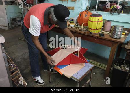 David Galicia, ein Handwerker aus dem Magdalena Tizic Viertel, in San Pedro Tláhuac, Mexiko-Stadt, während der Herstellung von Sternen der Seelen und Laternen aus Schilf / Holz und chinesischem Papier in verschiedenen Formen und Farben, Um seine verstorbenen Gläubigen am Vorabend des Tages der Toten in Mexiko zu empfangen. Am 22. Oktober 2020 in Mexiko-Stadt, Mexiko. (Foto von Gerardo Vieyra/NurPhoto) Stockfoto