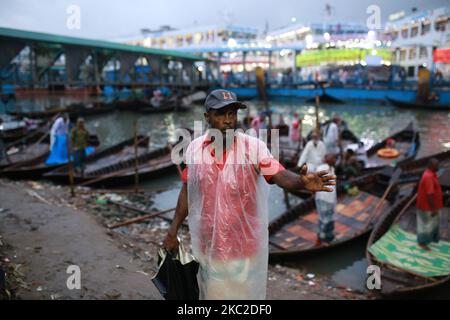 Bootsführer warten am 23. Oktober 2020 an einem regnerischen Tag am Buriganga River in Dhaka, Bangladesch, auf Passagiere. Niederschläge treten in verschiedenen Teilen von Bangladesch aufgrund von Depressionen über der Bucht von Bengalen auf. (Foto von Rehman Asad/NurPhoto) Stockfoto