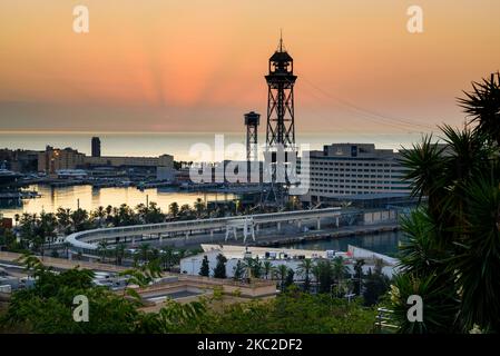 Port Vell (der alte Hafen) und Jaume I Turm in Barcelona bei Sonnenaufgang (Barcelona, Katalonien, Spanien) ESP: Port Vell (puerto viejo) y Torre Jaume I, BCN Stockfoto