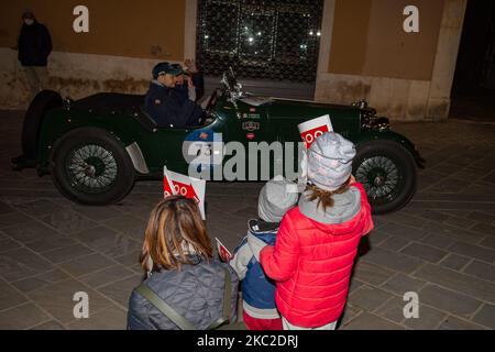 Die Passage der historischen Parade der ''Mille Miglia'', die von Brescia aus begann und am 23. Oktober 2020 in Rieti, Italien, nach Rom führte. Das Rennen wurde aufgrund der ersten Welle der Covid-Epidemie 19, die Italien heimsuchte, bereits von Mai auf Oktober verschoben. Brescia, die Stadt der Ausreise und der Ankunft, war eine der am stärksten von der Pandemie betroffenen Städte, und selbst jetzt, zu Beginn der zweiten Welle, scheint sie sich bereits in einer schwierigen Situation zu befinden. Das Rennen, in der Regel von der Stadt begrüßt. Es ist jetzt von Kontroversen über seine Entwicklung in einer so schwierigen Zeit umgeben. (Foto von Riccardo Fabi Stockfoto