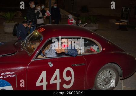 Die Passage der historischen Parade der ''Mille Miglia'', die von Brescia aus begann und am 23. Oktober 2020 in Rieti, Italien, nach Rom führte. Das Rennen wurde aufgrund der ersten Welle der Covid-Epidemie 19, die Italien heimsuchte, bereits von Mai auf Oktober verschoben. Brescia, die Stadt der Ausreise und der Ankunft, war eine der am stärksten von der Pandemie betroffenen Städte, und selbst jetzt, zu Beginn der zweiten Welle, scheint sie sich bereits in einer schwierigen Situation zu befinden. Das Rennen, in der Regel von der Stadt begrüßt. Es ist jetzt von Kontroversen über seine Entwicklung in einer so schwierigen Zeit umgeben. (Foto von Riccardo Fabi Stockfoto