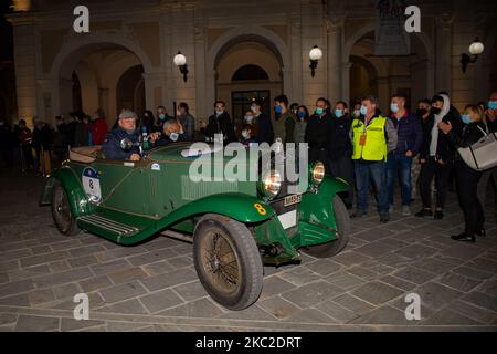Die Passage der historischen Parade der ''Mille Miglia'', die von Brescia aus begann und am 23. Oktober 2020 in Rieti, Italien, nach Rom führte. Das Rennen wurde aufgrund der ersten Welle der Covid-Epidemie 19, die Italien heimsuchte, bereits von Mai auf Oktober verschoben. Brescia, die Stadt der Ausreise und der Ankunft, war eine der am stärksten von der Pandemie betroffenen Städte, und selbst jetzt, zu Beginn der zweiten Welle, scheint sie sich bereits in einer schwierigen Situation zu befinden. Das Rennen, in der Regel von der Stadt begrüßt. Es ist jetzt von Kontroversen über seine Entwicklung in einer so schwierigen Zeit umgeben. (Foto von Riccardo Fabi Stockfoto