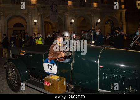 Die Passage der historischen Parade der ''Mille Miglia'', die von Brescia aus begann und am 23. Oktober 2020 in Rieti, Italien, nach Rom führte. Das Rennen wurde aufgrund der ersten Welle der Covid-Epidemie 19, die Italien heimsuchte, bereits von Mai auf Oktober verschoben. Brescia, die Stadt der Ausreise und der Ankunft, war eine der am stärksten von der Pandemie betroffenen Städte, und selbst jetzt, zu Beginn der zweiten Welle, scheint sie sich bereits in einer schwierigen Situation zu befinden. Das Rennen, in der Regel von der Stadt begrüßt. Es ist jetzt von Kontroversen über seine Entwicklung in einer so schwierigen Zeit umgeben. (Foto von Riccardo Fabi Stockfoto