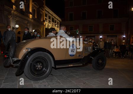 Die Passage der historischen Parade der ''Mille Miglia'', die von Brescia aus begann und am 23. Oktober 2020 in Rieti, Italien, nach Rom führte. Das Rennen wurde aufgrund der ersten Welle der Covid-Epidemie 19, die Italien heimsuchte, bereits von Mai auf Oktober verschoben. Brescia, die Stadt der Ausreise und der Ankunft, war eine der am stärksten von der Pandemie betroffenen Städte, und selbst jetzt, zu Beginn der zweiten Welle, scheint sie sich bereits in einer schwierigen Situation zu befinden. Das Rennen, in der Regel von der Stadt begrüßt. Es ist jetzt von Kontroversen über seine Entwicklung in einer so schwierigen Zeit umgeben. (Foto von Riccardo Fabi Stockfoto