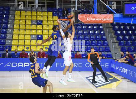 Alberto Abalde und Brandon Davies während des Spiels zwischen dem FC Barcelona und Real Madrid, entsprechend der Woche 5 der Euroleague, spielten am 23.. Oktober 2020 im Palau Blaugrana in Barcelona, Spanien. (Foto von Noelia Deniz/Urbanandsport/NurPhoto) Stockfoto