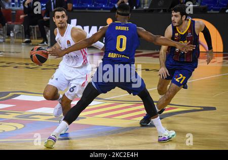 Alberto Abalde, Brandon Davies und Alex Abrines während des Spiels zwischen dem FC Barcelona und Real Madrid, entsprechend der Woche 5 der Euroleague, gespielt im Palau Blaugrana, am 23.. Oktober 2020, in Barcelona, Spanien. (Foto von Noelia Deniz/Urbanandsport/NurPhoto) Stockfoto