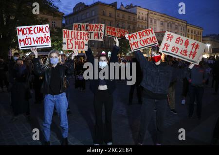 Frauen und Unterstützer tragen Gesichtsmasken während des Protestes „This is war“ gegen die Beschränkungen des Abtreibungsgesetzes in Polen. Krakau, Polen, am 23.. Oktober 2020. Der Protest wurde von Women Strike organisiert, nachdem Polens oberstes Gericht entschieden hat, dass Abtreibungen aufgrund von fetalen Defekten verfassungswidrig sind, was das Land zu einem nahezu vollständigen Kündigungs-Verbot bewegt. (Foto von Beata Zawrzel/NurPhoto) Stockfoto