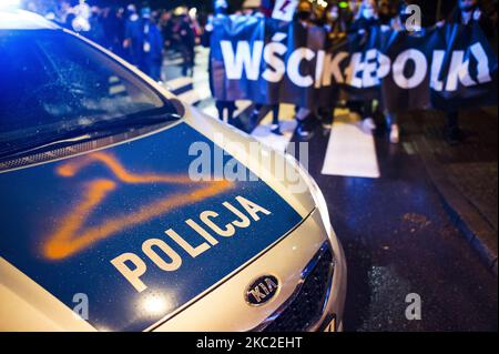 Nachdem das Verfassungsgericht am Vortag Abtreibungen verboten hatte, marschierten Tausende überwiegend junger Menschen durch Warschau, um gegen die Regierung, die Regierungspartei Prawo i Sprawiedliwosc (Recht und Justiz) und ihren Anführer Jaroslaw Kaczynski zu protestieren, der allen Entscheidungen gegenüber steht. Der Protest begann neben Kaczynskis Haus und endete neben dem staatlichen Anwesen, wo er sich angeblich versteckt hatte. Am 23. Oktober 2020 in Warschau, Polen. (Foto von Piotr Lapinski/NurPhoto) Stockfoto
