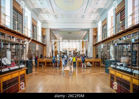 London, Großbritannien - 19. August 2022: Ausstellungen im Enlightenment Room im berühmten British Muesum in London. Stockfoto