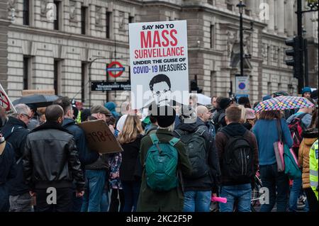 Demonstranten nehmen am Unite for Freedom marsch entlang Whitehall Teil, um gegen die von der Regierung verhängten Einschränkungen und Gesetze zur Kontrolle der Ausbreitung von Coronaviren, Sperren, obligatorischen Gesichtsmasken und Impfstoffen am 24. Oktober 2020 in London, England, zu protestieren. (Foto von Wiktor Szymanowicz/NurPhoto) Stockfoto