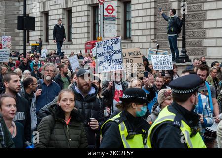 Demonstranten nehmen am Unite for Freedom marsch entlang Whitehall Teil, um gegen die von der Regierung verhängten Einschränkungen und Gesetze zur Kontrolle der Ausbreitung von Coronaviren, Sperren, obligatorischen Gesichtsmasken und Impfstoffen am 24. Oktober 2020 in London, England, zu protestieren. (Foto von Wiktor Szymanowicz/NurPhoto) Stockfoto