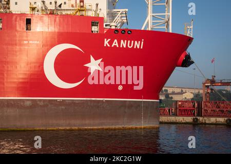 Am 24. Oktober 2020 wurde das Kanuni-Bohrschiff zur Wartung im Hafen Haydarpasa in Istanbul, Türkei, angedockt, bevor die geplanten Bohrungen im Schwarzen Meer durchgeführt wurden. (Foto von Diego Cupolo/NurPhoto) Stockfoto