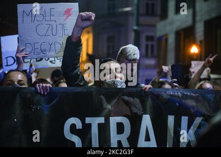 Tausende von Menschen marschierten heute Abend in Krakau und anderen polnischen Städten zum dritten Tag in einer Reihe von Protesten gegen das nahezu vollständige Abtreibungsverbot. Der Protest ist eine direkte Reaktion auf das Urteil des Obersten Gerichtshofs Polens vom Donnerstag, wonach das bestehende Gesetz zur Genehmigung der Schwangerschaftsabbruch für Fötus gegen die Verfassung verstößt und damit eines der strengsten Abtreibungsregime in Europa verschärft. Am Samstag, den 24. Oktober 2020, in Krakau, Polen. (Foto von Artur Widak/NurPhoto) Stockfoto