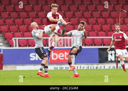 Sam Hoskins von Northampton Town wird von Jonathan Williams von Charlton Athletic in der ersten Hälfte der Sky Bet League One-Partie zwischen Northampton Town und Charlton Athletic am Samstag, dem 24.. Oktober 2020, im PTS Academy Stadium in Northampton herausgefordert. (Foto von John Cripps/MI News/NurPhoto) Stockfoto