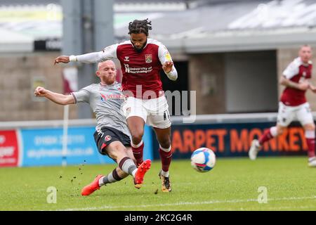 Ricky Korboa von Northampton Town wird von Jonathan Williams von Charlton Athletic in der ersten Hälfte des Sky Bet League One-Spiels zwischen Northampton Town und Charlton Athletic am Samstag, dem 24.. Oktober 2020, im PTS Academy Stadium in Northampton angegangen. (Foto von John Cripps/MI News/NurPhoto) Stockfoto