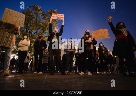 Tausende von Menschen marschierten heute Abend in Krakau und anderen polnischen Städten zum dritten Tag in einer Reihe von Protesten gegen das nahezu vollständige Abtreibungsverbot. Der Protest ist eine direkte Reaktion auf das Urteil des Obersten Gerichtshofs Polens vom Donnerstag, wonach das bestehende Gesetz zur Genehmigung der Schwangerschaftsabbruch für Fötus gegen die Verfassung verstößt und damit eines der strengsten Abtreibungsregime in Europa verschärft. Am Samstag, den 24. Oktober 2020, in Krakau, Polen. (Foto von Artur Widak/NurPhoto) Stockfoto