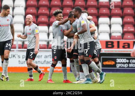 Darren Pratley feiert mit Teamkollegen nach dem Tor für Charlton Athletic, um die Führung zu übernehmen, um es 1 - 0 gegen Northampton Town zu schaffen, während der Sky Bet League ein Spiel zwischen Northampton Town und Charlton Athletic im PTS Academy Stadium, Northampton am Samstag, 24.. Oktober 2020. (Foto von John Cripps/MI News/NurPhoto) Stockfoto