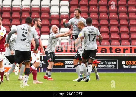 Darren Pratley feiert mit Teamkollegen nach dem Tor für Charlton Athletic, um die Führung zu übernehmen, um es 1 - 0 gegen Northampton Town zu schaffen, während der Sky Bet League ein Spiel zwischen Northampton Town und Charlton Athletic im PTS Academy Stadium, Northampton am Samstag, 24.. Oktober 2020. (Foto von John Cripps/MI News/NurPhoto) Stockfoto