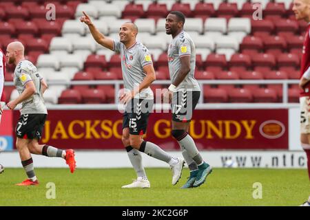 Darren Pratley feiert mit Teamkollegen nach dem Tor für Charlton Athletic, um die Führung zu übernehmen, um es 1 - 0 gegen Northampton Town zu schaffen, während der Sky Bet League ein Spiel zwischen Northampton Town und Charlton Athletic im PTS Academy Stadium, Northampton am Samstag, 24.. Oktober 2020. (Foto von John Cripps/MI News/NurPhoto) Stockfoto