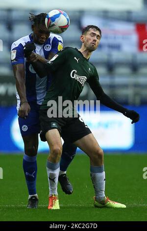 Plymouths Ryan Hardie kämpft mit Wigans Darnell Johnson während des Sky Bet League 1-Spiels zwischen Wigan Athletic und Plymouth Argyle am Samstag, den 24.. Oktober 2020 im DW Stadium in Wigan. (Foto von Chris Donnelly/MI News/NurPhoto) Stockfoto