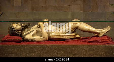 Skulptur des liegenden Christus (1350) in der Basilika Sant Feliu in Girona (Katalonien, Spanien) ESP: Escultura de Cristo yacente (1350) en Gerona Stockfoto