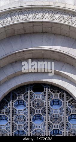 Eine vertikale Aufnahme eines Bogens mit schönen Schnitzereien und einer ornamentalen Fensterleiste. Jerewan, Armenien. Stockfoto