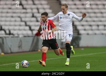 Lynden Gooch von Sunderland und Ronan Curtis von Portsmouth fordern den Ball während des Sky Bet League 1-Spiels zwischen Sunderland und Portsmouth am Samstag, dem 24.. Oktober 2020 im Stadium of Light, Sunderland. (Foto von Robert Smith/MI News/NurPhoto) Stockfoto