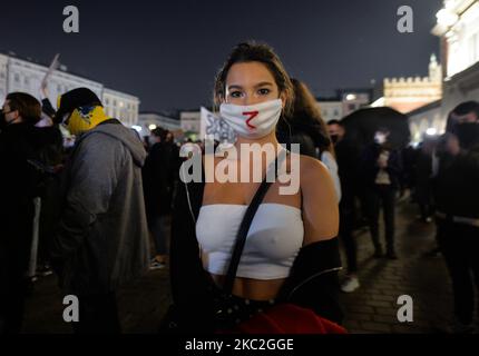 Tausende von Menschen marschierten heute Abend in Krakau und anderen polnischen Städten zum dritten Tag in einer Reihe von Protesten gegen das nahezu vollständige Abtreibungsverbot. Der Protest ist eine direkte Reaktion auf das Urteil des Obersten Gerichtshofs Polens vom Donnerstag, wonach das bestehende Gesetz zur Genehmigung der Schwangerschaftsabbruch für Fötus gegen die Verfassung verstößt und damit eines der strengsten Abtreibungsregime in Europa verschärft. Am Samstag, den 24. Oktober 2020, in Krakau, Polen. (Foto von Artur Widak/NurPhoto) Stockfoto