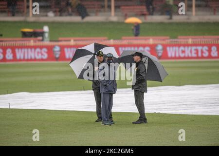 Spielbeamte sahen, wie sie nach dem Regen den Boden inspizieren und der Spielbeginn für das Spiel der Women's Big Bash League zwischen den Sydney Sixers und dem Sydney Thunder am 25. Oktober 2020 im australischen North Sydney Oval verschoben wurde. (Foto von Izhar Khan/NurPhoto) Stockfoto