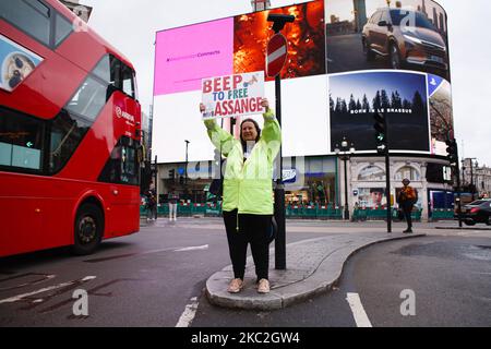 Ein Aktivist, der die Freilassung des WikiLeaks-Gründers Julian Assange fordert, demonstriert am 24. Oktober 2020 im Piccadilly Circus in London, England. Assange wird derzeit im Belmarsh Gefängnis in London festgehalten, während die US-Auslieferungsverfahren gegen ihn vor Gericht fortgesetzt werden. (Foto von David Cliff/NurPhoto) Stockfoto