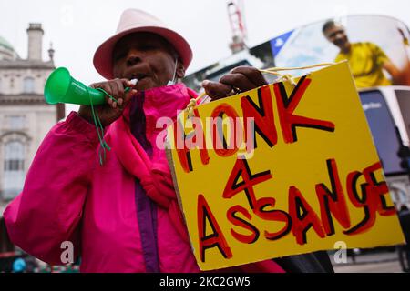 Ein Aktivist, der die Freilassung des WikiLeaks-Gründers Julian Assange fordert, demonstriert am 24. Oktober 2020 im Piccadilly Circus in London, England. Assange wird derzeit im Belmarsh Gefängnis in London festgehalten, während die US-Auslieferungsverfahren gegen ihn vor Gericht fortgesetzt werden. (Foto von David Cliff/NurPhoto) Stockfoto