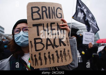 Pro-demokratische Aktivisten nehmen am 24. Oktober 2020 an einer Kundgebung zum Thema "Save 12 HK Jugend" Teil, bei der das prominente Exil von Hongkong, Nathan Law, im Potters Fields Park neben der Tower Bridge in London, England, teilnimmt. Die Kampagne „Save 12 HK Youngers“ fordert die Freilassung von 12 jungen pro-demokratischen Aktivisten, die seit August auf dem chinesischen Festland abgehalten wurden, nachdem sie beim Versuch erwischt wurden, mit dem Boot aus Hongkong zu fliehen, angeblich nach Taiwan. Die heutige Kundgebung in London markiert den ersten öffentlichen Auftritt von Law seit seiner Flucht nach Großbritannien im Juli nach der Einführung des in Hongkong von China verhängten Sicherheitsgesetzes, von dem Aktivisten sagen, dass es die Stadt aushöhlt Stockfoto