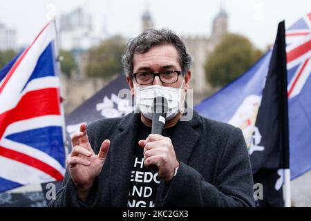 Der Gründer der Nichtregierungsorganisation Hong Kong Watch Benedict Rogers spricht am 24. Oktober 2020 im Potters Fields Park neben der Tower Bridge in London, England, bei einer Kundgebung zum Thema „Save 12 HK youngers“ mit dem prominenten Exil von Hongkong, Nathan Law. Die Kampagne „Save 12 HK Youngers“ fordert die Freilassung von 12 jungen pro-demokratischen Aktivisten, die seit August auf dem chinesischen Festland abgehalten wurden, nachdem sie beim Versuch erwischt wurden, mit dem Boot aus Hongkong zu fliehen, angeblich nach Taiwan. Die heutige Kundgebung in London markiert den ersten öffentlichen Auftritt von Law seit seiner Flucht nach Großbritannien im Juli nach der Einführung des Sicherheitsgesetzes, das in Hong Ko verhängt wurde Stockfoto