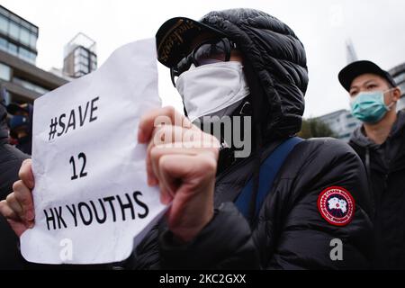 Pro-demokratische Aktivisten nehmen am 24. Oktober 2020 an einer Kundgebung zum Thema "Save 12 HK Jugend" Teil, bei der das prominente Exil von Hongkong, Nathan Law, im Potters Fields Park neben der Tower Bridge in London, England, teilnimmt. Die Kampagne „Save 12 HK Youngers“ fordert die Freilassung von 12 jungen pro-demokratischen Aktivisten, die seit August auf dem chinesischen Festland abgehalten wurden, nachdem sie beim Versuch erwischt wurden, mit dem Boot aus Hongkong zu fliehen, angeblich nach Taiwan. Die heutige Kundgebung in London markiert den ersten öffentlichen Auftritt von Law seit seiner Flucht nach Großbritannien im Juli nach der Einführung des in Hongkong von China verhängten Sicherheitsgesetzes, von dem Aktivisten sagen, dass es die Stadt aushöhlt Stockfoto