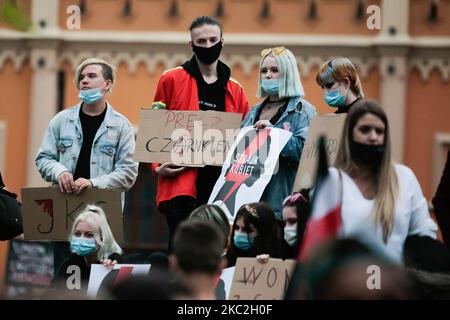 Frauen aus Breslau, Polen, demonstrierten am 23. Oktober 2020 aus Protest gegen das von der polnischen Regierung eingeführte Anti-Abtreibungsgesetz. (Foto von Krzysztof Zatycki/NurPhoto) Stockfoto
