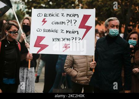 Frauen aus Breslau, Polen, demonstrierten am 23. Oktober 2020 aus Protest gegen das von der polnischen Regierung eingeführte Anti-Abtreibungsgesetz. (Foto von Krzysztof Zatycki/NurPhoto) Stockfoto